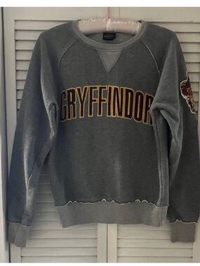 Harry Potter Wizarding World Universal Studios Gray Crew Gryffindor Sweatshirt